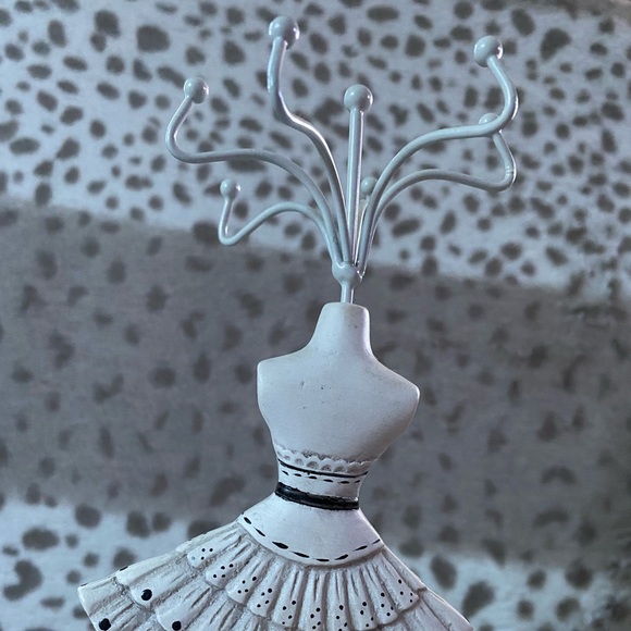 Decorative White Dress Spinning Bracelet Holder for Jewelry Display - Picture 4 of 4